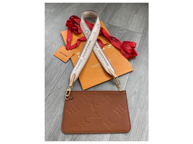 Pochette Louis Vuitton in Pelle Marrone Cognac - vista 4