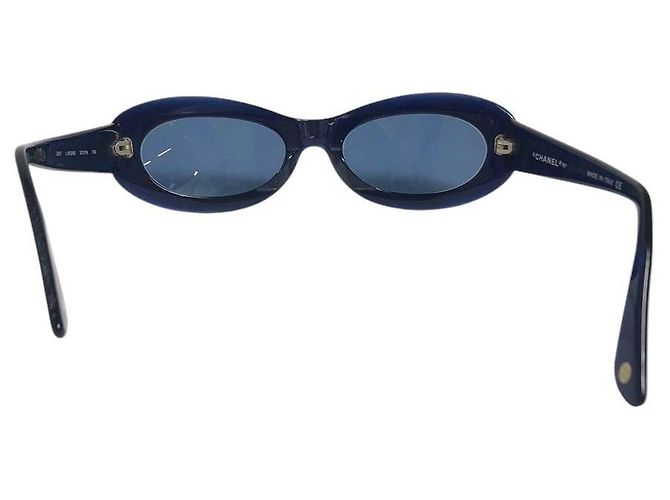 Occhiali da sole ovali tinti di blu navy con logo CC dorato Chanel 5007 D'oro - vista 3