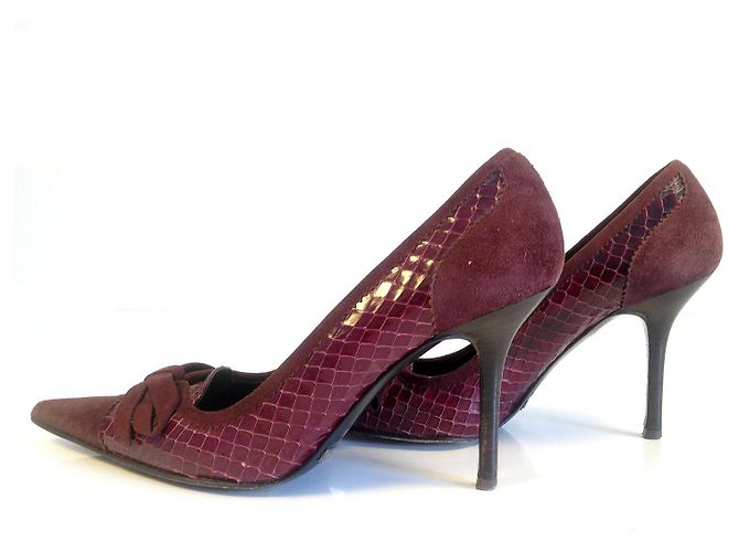 Dolce & Gabbana presenta queste sexy décolleté classiche a punta in pelle scamosciata e pelle di serpente bordeaux con fiocco. Bordò - vista 3