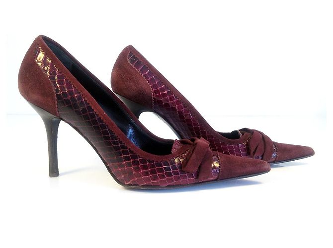 Dolce & Gabbana presenta queste sexy décolleté classiche a punta in pelle scamosciata e pelle di serpente bordeaux con fiocco. Bordò - vista 4