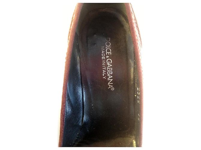 Dolce & Gabbana presenta queste sexy décolleté classiche a punta in pelle scamosciata e pelle di serpente bordeaux con fiocco. Bordò - vista 6