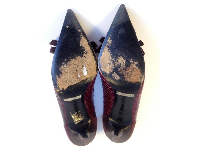 Dolce & Gabbana presenta queste sexy décolleté classiche a punta in pelle scamosciata e pelle di serpente bordeaux con fiocco. Bordò - vista 8