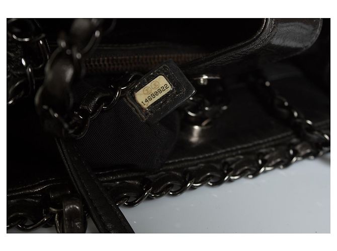 Chanel, gesteppte Kette Me Tote in Schwarz - Ansicht 10