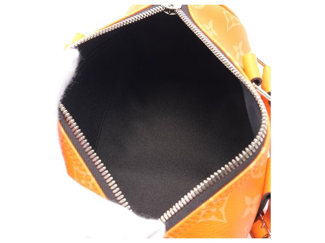 Sac à main Louis Vuitton Keepall Bandouliere 25 M31044 Orange - vue 3