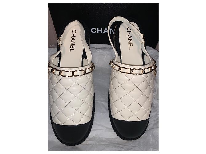 Scarpe basse Chanel in pelle d'agnello nero bianco - vista 10