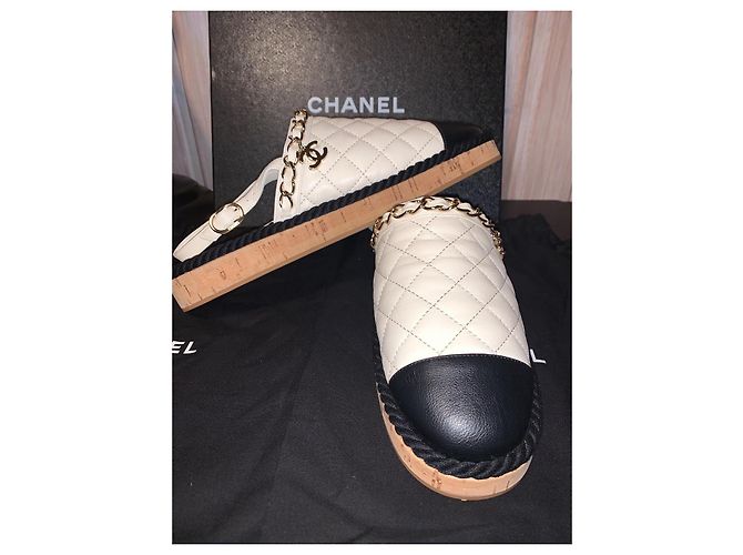 Scarpe basse Chanel in pelle d'agnello nero bianco - vista 2