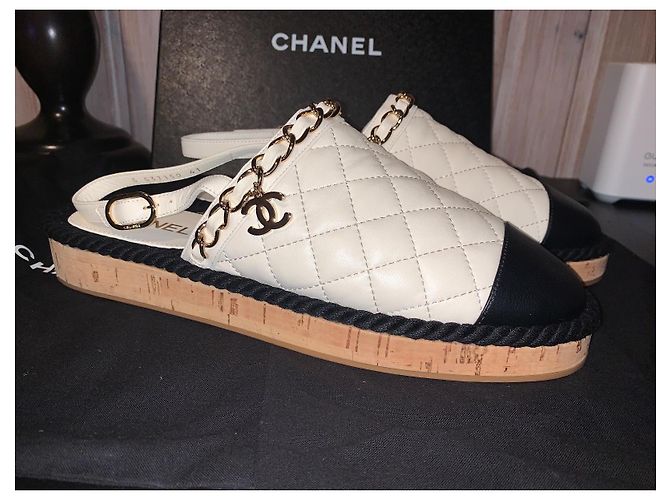 Scarpe basse Chanel in pelle d'agnello nero bianco - vista 3