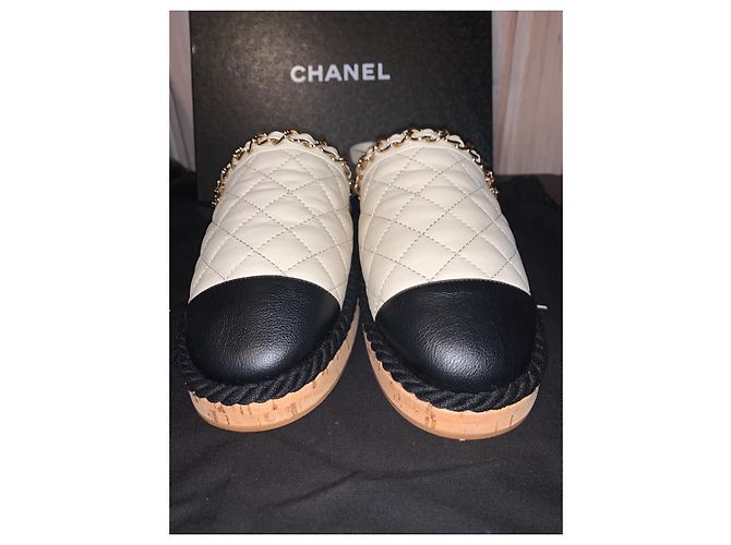 Scarpe basse Chanel in pelle d'agnello nero bianco - vista 5