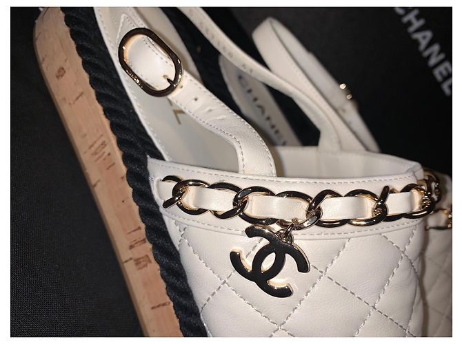 Scarpe basse Chanel in pelle d'agnello nero bianco - vista 6