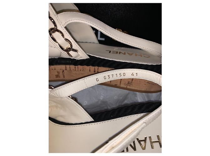 Scarpe basse Chanel in pelle d'agnello nero bianco - vista 9