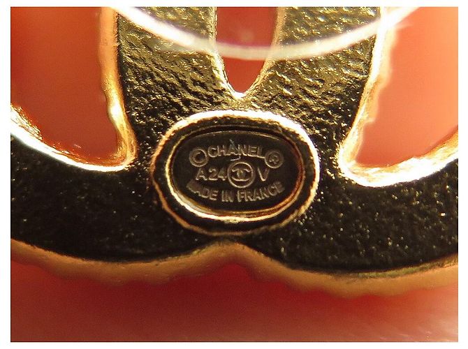 NOVE ORECCHINI CHANEL LOGO CC PERLA BIANCA E METALLO ORO D'oro - vista 10