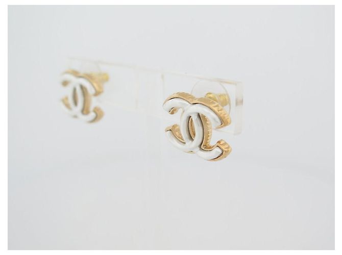 NOVE ORECCHINI CHANEL LOGO CC PERLA BIANCA E METALLO ORO D'oro - vista 2