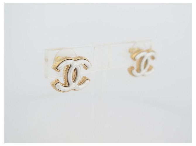 NOVE ORECCHINI CHANEL LOGO CC PERLA BIANCA E METALLO ORO D'oro - vista 3