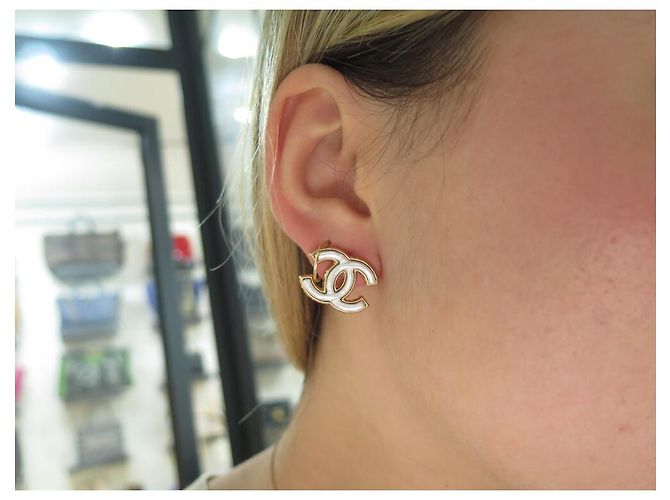 NOVE ORECCHINI CHANEL LOGO CC PERLA BIANCA E METALLO ORO D'oro - vista 9