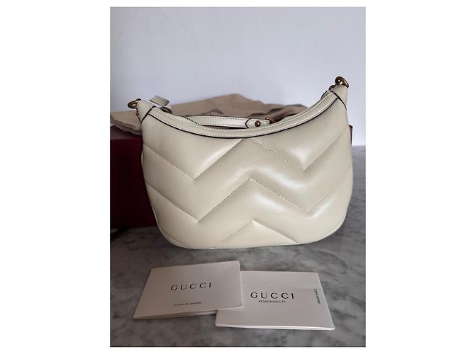 Borsa a spalla Gucci Marmont Hobo in pelle beige - vista 3