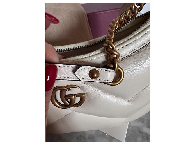 Borsa a spalla Gucci Marmont Hobo in pelle beige - vista 7