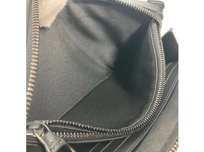 Clutch Soft Trunk Monogram Louis Vuitton Nero - vista 3