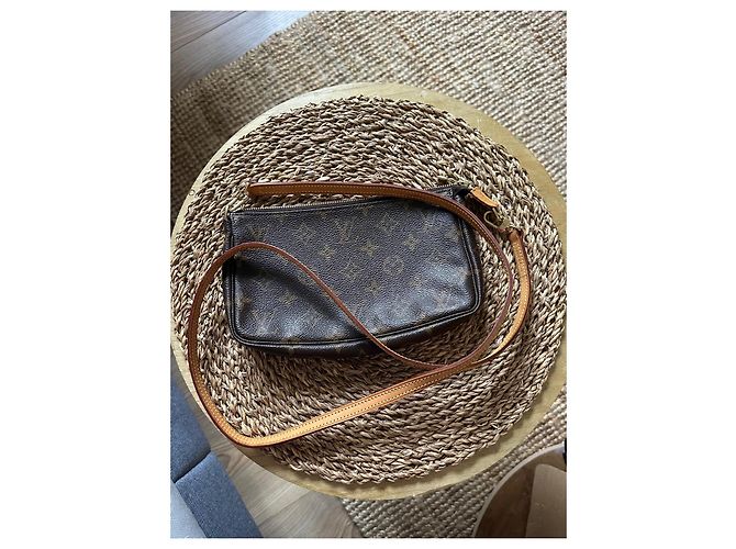 Clutch Louis Vuitton in pelle marrone - vista 2