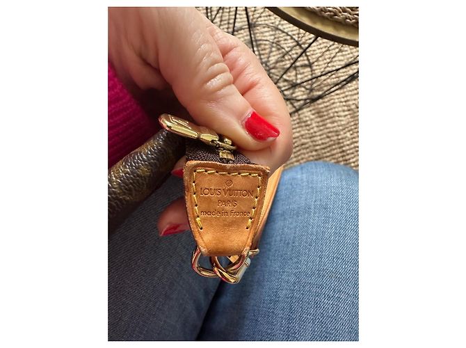 Clutch Louis Vuitton in pelle marrone - vista 4