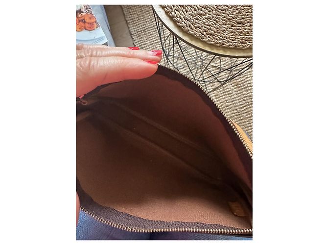Clutch Louis Vuitton in pelle marrone - vista 5
