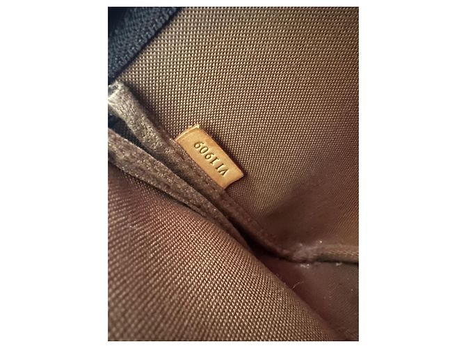 Clutch Louis Vuitton in pelle marrone - vista 6