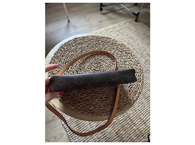 Clutch Louis Vuitton in pelle marrone - vista 8