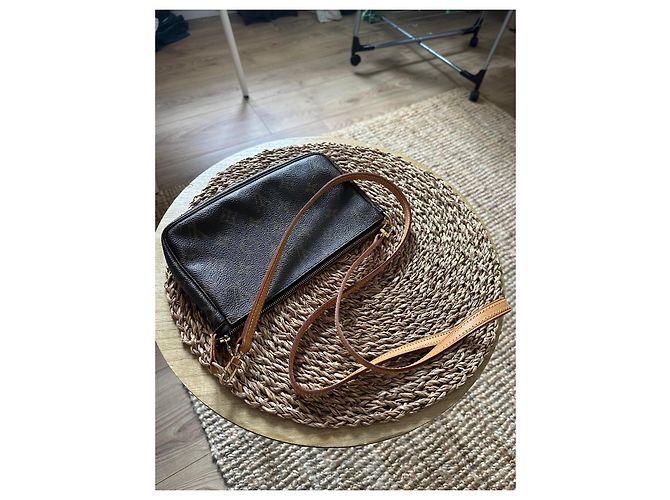 Clutch Louis Vuitton in pelle marrone - vista 9