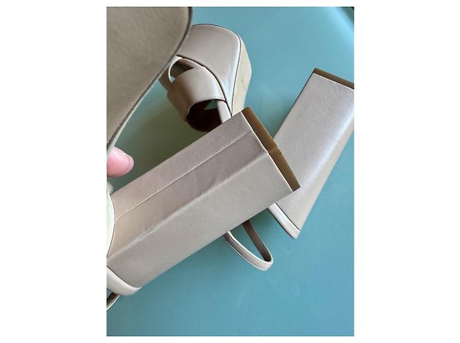 Sapatos de salto Yves Saint Laurent em pele e pele bege - vista 10