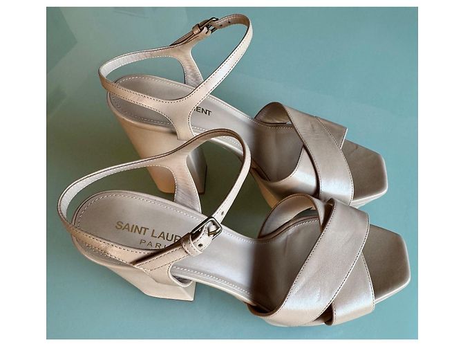 Sapatos de salto Yves Saint Laurent em pele e pele bege - vista 2