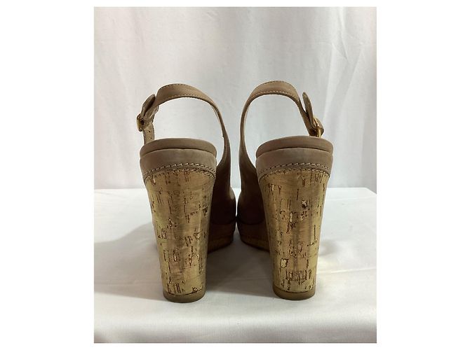 Stuart Weitzman Décolleté con tacco a cuneo e punta aperta in suede marrone - vista 10