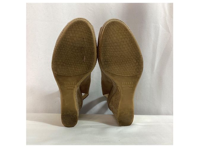 Stuart Weitzman Décolleté con tacco a cuneo e punta aperta in suede marrone - vista 12