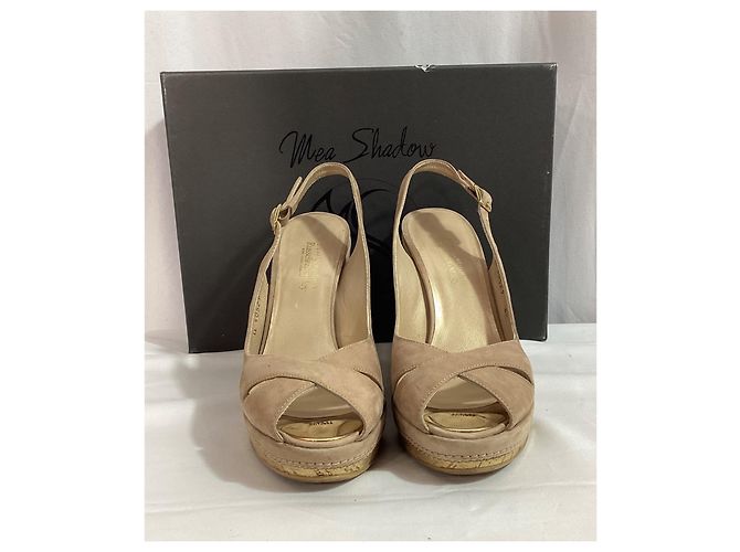 Stuart Weitzman Décolleté con tacco a cuneo e punta aperta in suede marrone - vista 16