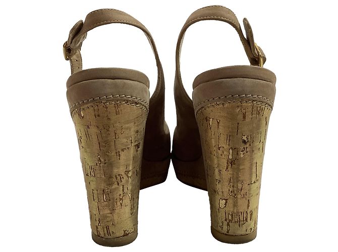 Stuart Weitzman Décolleté con tacco a cuneo e punta aperta in suede marrone - vista 2