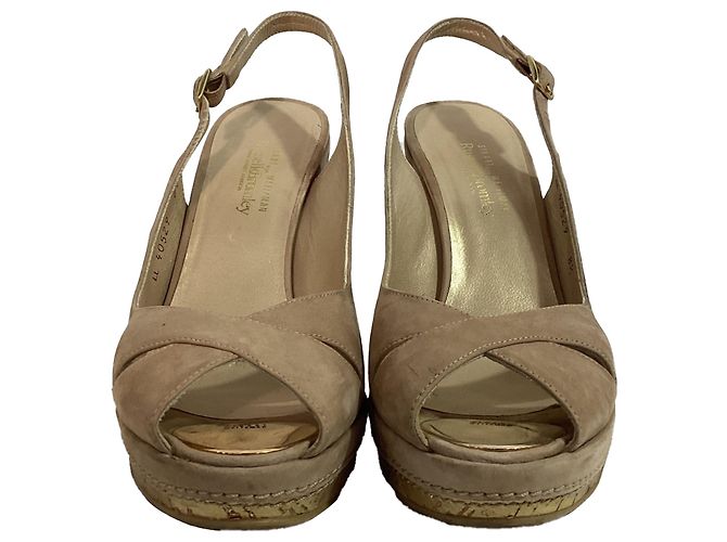 Stuart Weitzman Décolleté con tacco a cuneo e punta aperta in suede marrone - vista 3