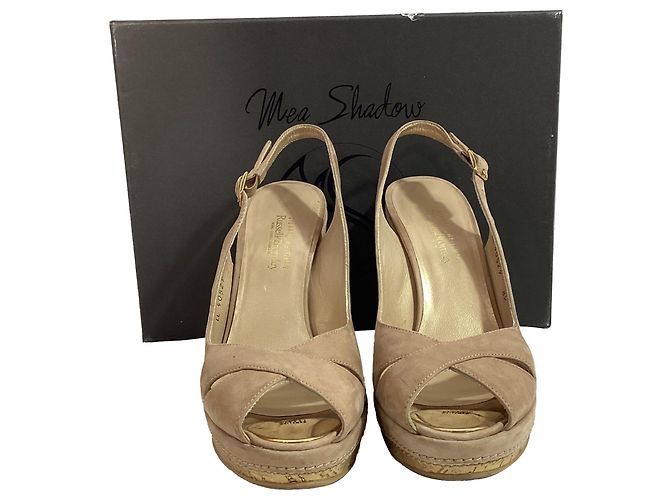 Stuart Weitzman Décolleté con tacco a cuneo e punta aperta in suede marrone - vista 8