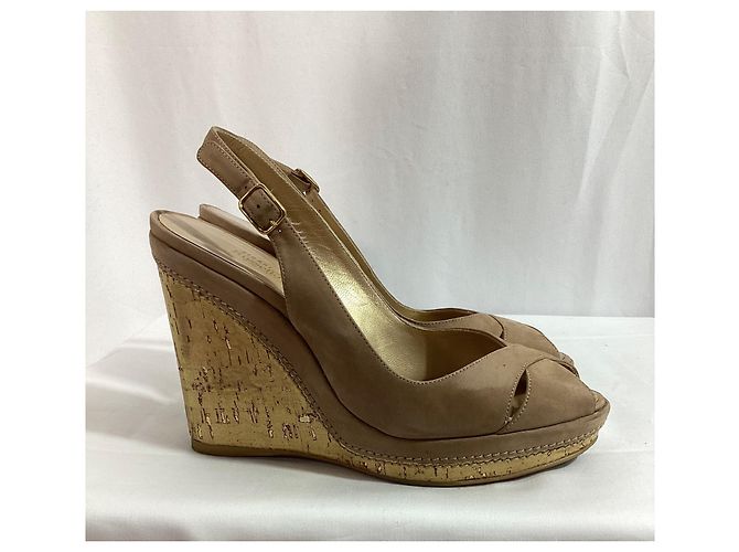 Stuart Weitzman Décolleté con tacco a cuneo e punta aperta in suede marrone - vista 9