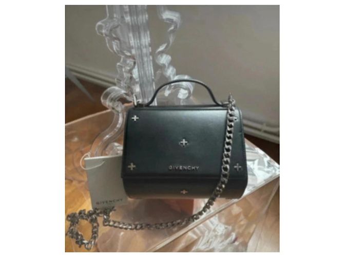 Modelo da caixa Pandora Givenchy Preto - vista 2