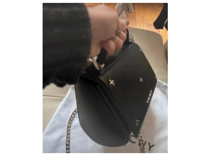 Modelo da caixa Pandora Givenchy Preto - vista 3