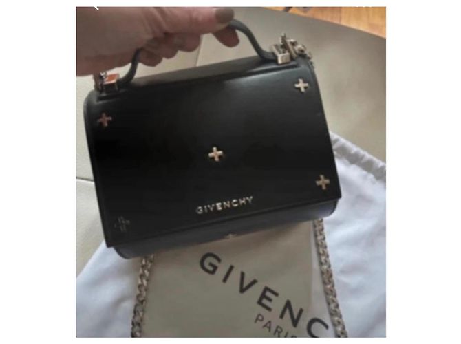Modelo da caixa Pandora Givenchy Preto - vista 4