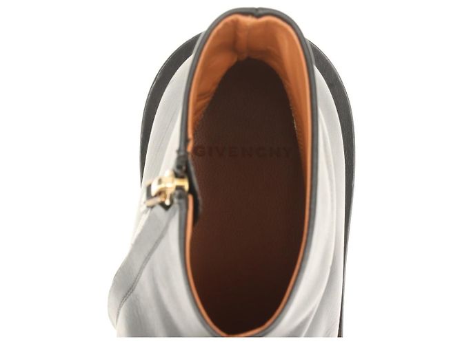 Givenchy Schwarze Lammleder Stiefeletten mit goldener Kette Größe 38 - Ansicht 8