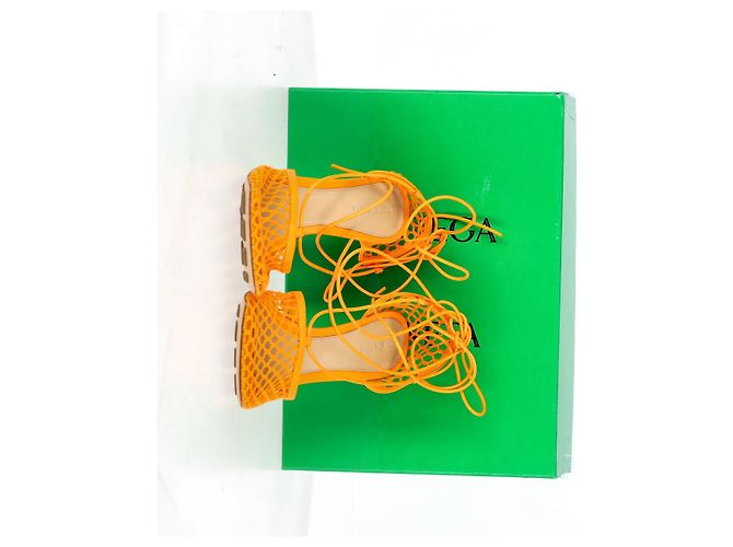 Sandali con lacci elasticizzati Bottega Veneta in pelle arancione - vista 9
