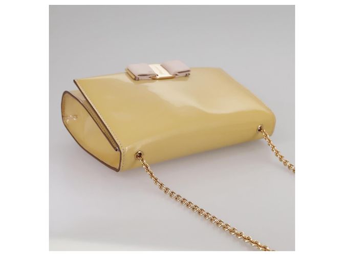 Borsa a spalla a catena Salvatore Ferragamo Smalto Giallo Auth hk1961 - vista 6