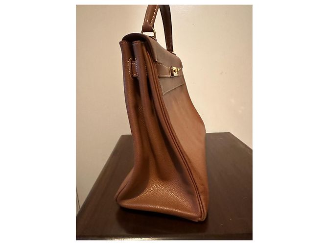 Borsa Hermès Kelly 28 in pelle color caramello - vista 3