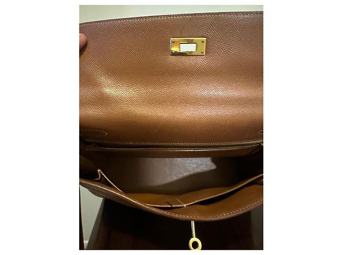 Borsa Hermès Kelly 28 in pelle color caramello - vista 4
