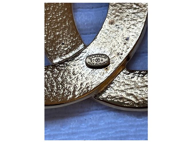 Chanel Maxi Spilla Doppia Logo CC Oro D'oro - vista 3