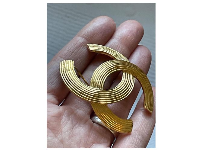 Chanel Maxi Spilla Doppia Logo CC Oro D'oro - vista 4