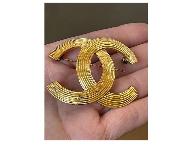 Chanel Maxi Spilla Doppia Logo CC Oro D'oro - vista 7