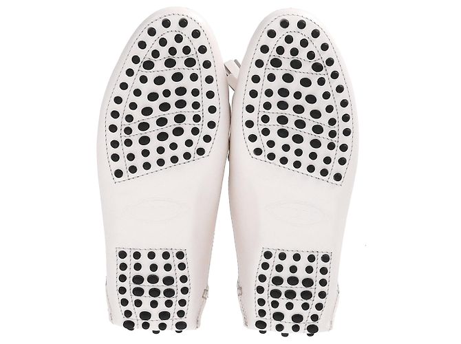 Mocassini Tod's con dettagli a nappina e catena in pelle bianca Bianco - vista 13