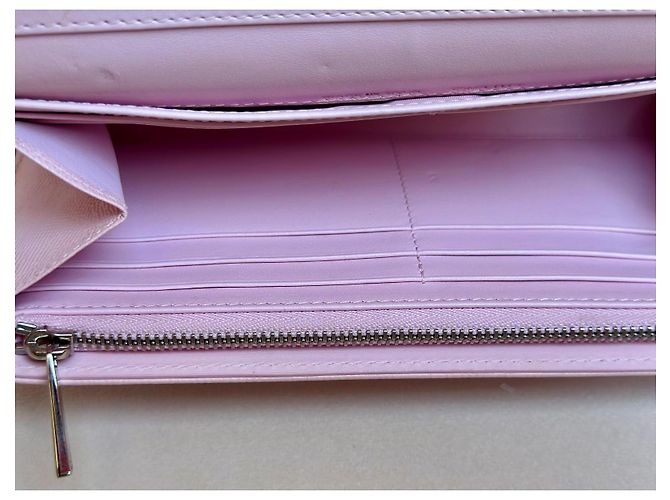 Christian Dior Pochette Wallet su sedia Dior Lady Dior rosa cipria - vista 10