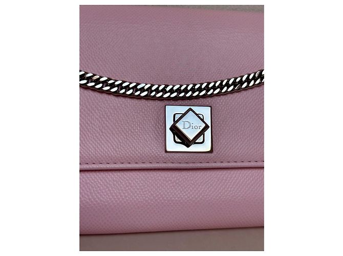 Christian Dior Pochette Wallet su sedia Dior Lady Dior rosa cipria - vista 3